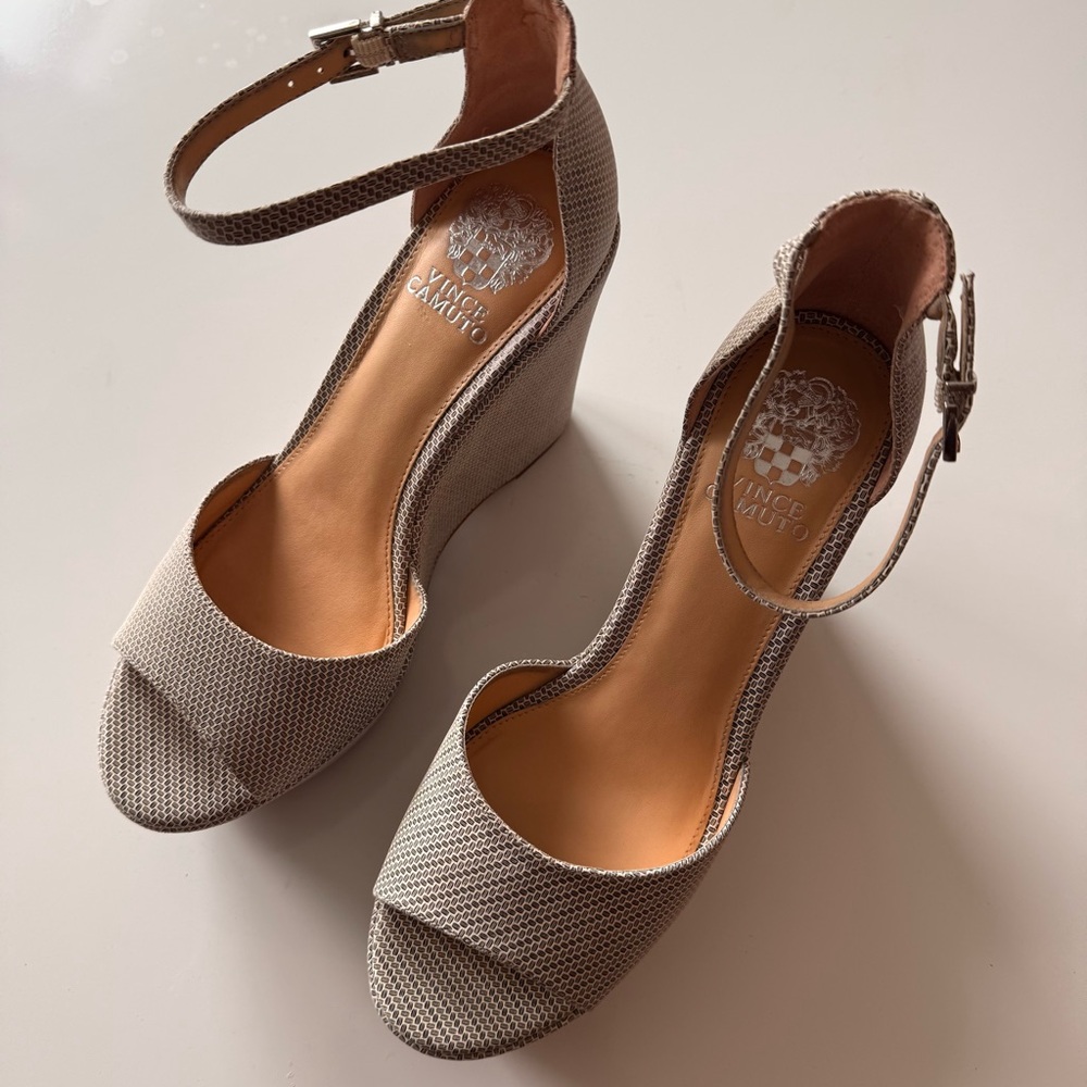 Vince Camuto Women's VC-Tatchen Black/white sandals size 10M
